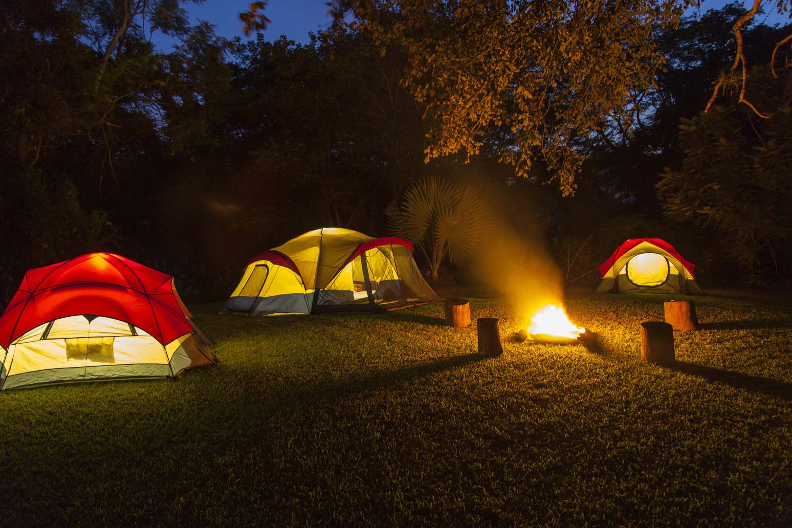 No te quedes en penumbra en tu campamento con estas propuestas de iluminación