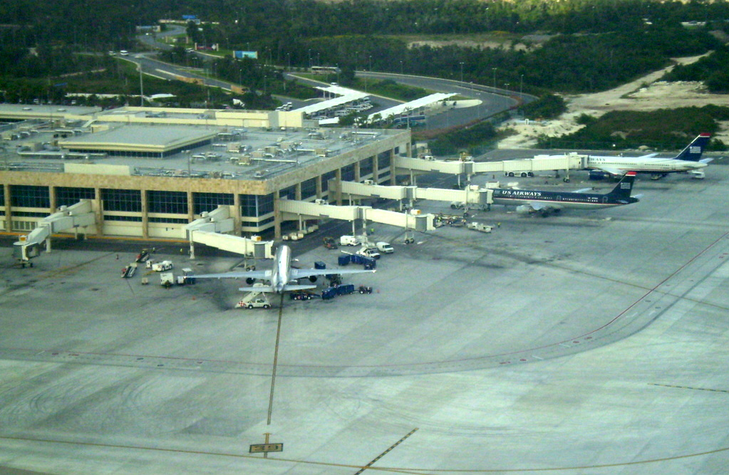 Aeropuerto de Cancún opera en mínimos históricos, Balnearios Mexico
