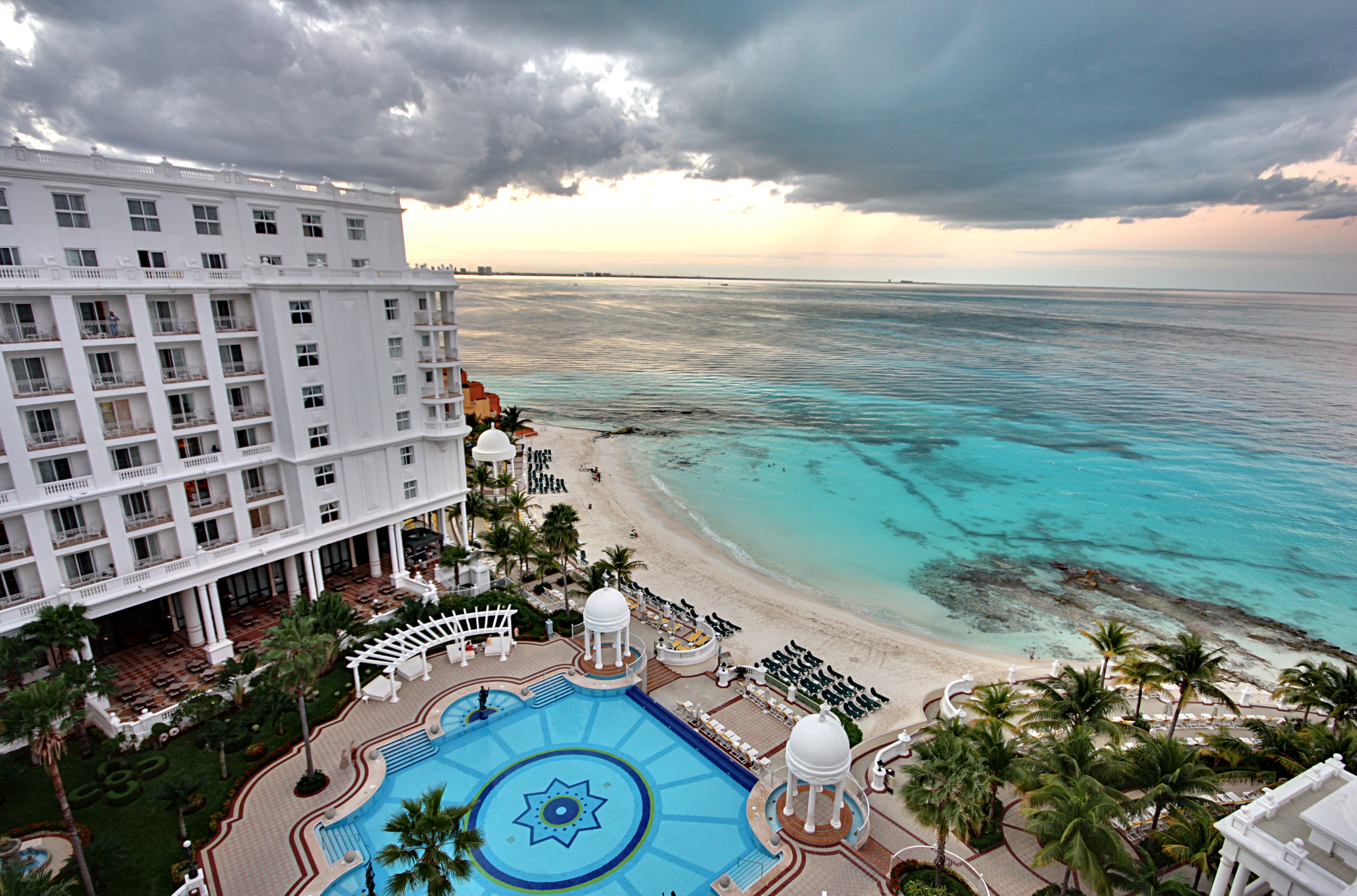  Riu realiza reapertura de su primer hotel en el Caribe Mexicano, Balnearios Mexico